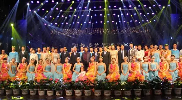 聚丰集团25周年庆典晚会顺利举行